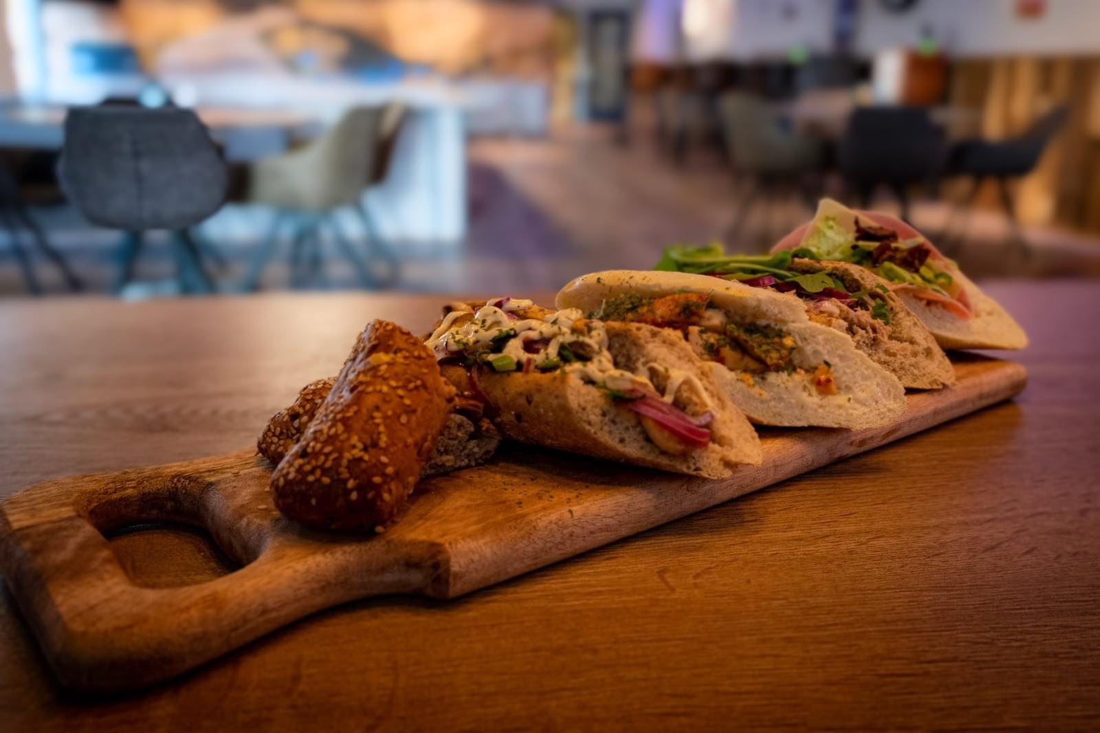 Gevulde flatbreads op een houten plank
