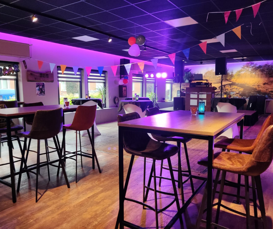 Feestelijk versierde zaal met vlaggetjes en ballonnen
