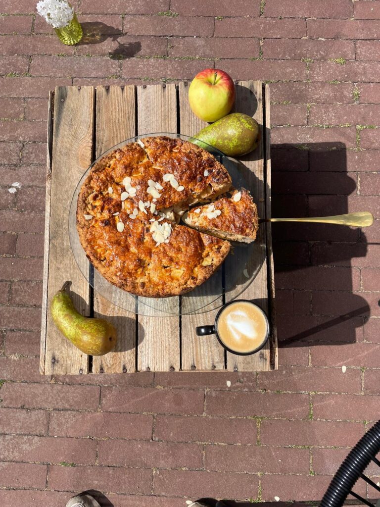 Huisgemaakte appeltaart met koffie