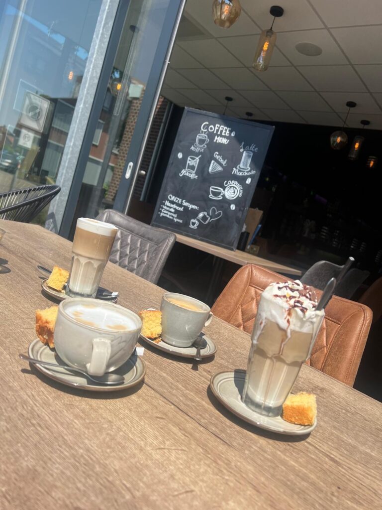 Latte, cappuccino en iced coffee met cake